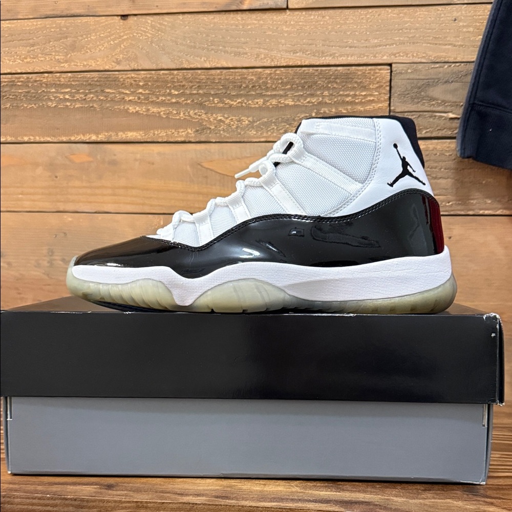 Air Jordan retro 11 Black and White High-Top Sneakers